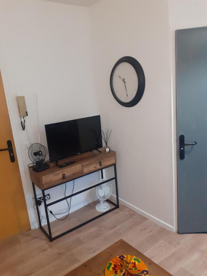 Charmant Petit Studio Au Coeur De Figeac Apartment Exterior photo
